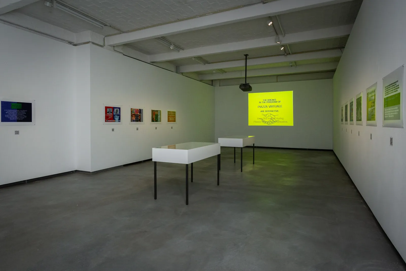 Installationsansicht Van Gogh TVs Piazza Virtuale